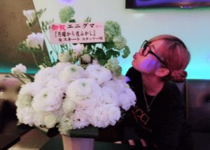 お祝いの花を持った多田さんの横顔