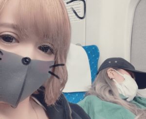 寝てるフェフ姉さんの横に座ったマスク姿の多田さん